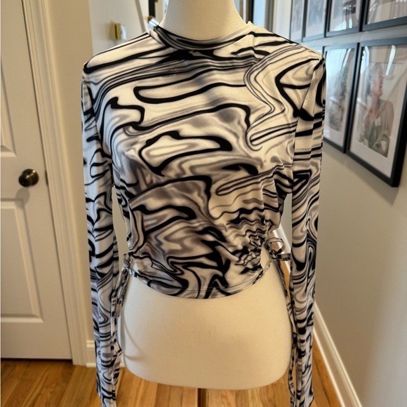 SHEIN Black/Gray Abstract Crop Top - Picture 2 of 8
